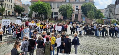 Zdjęcie młodzieży zebanej na gnieżnieńskim Rynku w czerwcowy dzień.