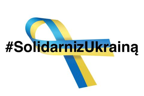 Na grafice flaga Ukrainy (niebiesko-żółta) z hasztagiem Solidarni z Ukrainą