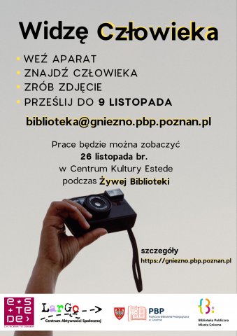 na plakacie ręka mężczyzny z aparatem fotograficznym oraz informacje Widzę człowieka - weź aparat, znajdź człowieka, zrób zdjęcie, prześlij do 9 listopada na adres biblioteka@gniezno.pbp.poznan.pl szczegóły na naszej stronie