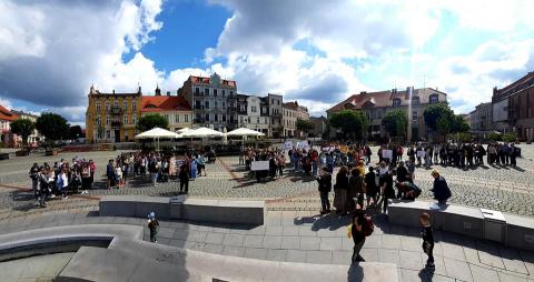 Zdjęcie panoramiczne na gnieźnskim rynku zebranej młodzieży