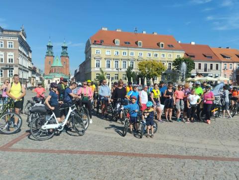 Grupa rowerzystów zebrana na Rynku w Gnieźnie szykująca się do drogi