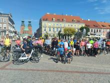 Grupa rowerzystów zebrana na Rynku w Gnieźnie szykująca się do drogi